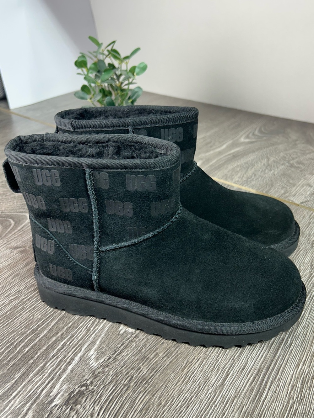 UGG classic Mini Boot in Black Suede with Logo Shaft